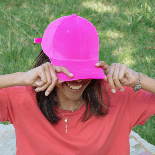 Chica usando Gorra de acrílico promocional color rosa fucsia