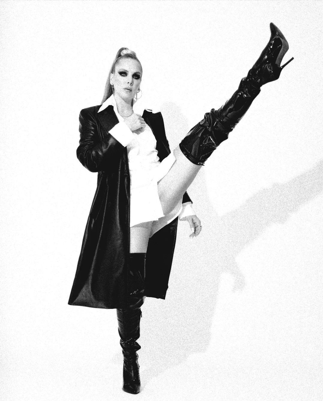 Siyah Çizme Ayağını kaldırmış dansçı