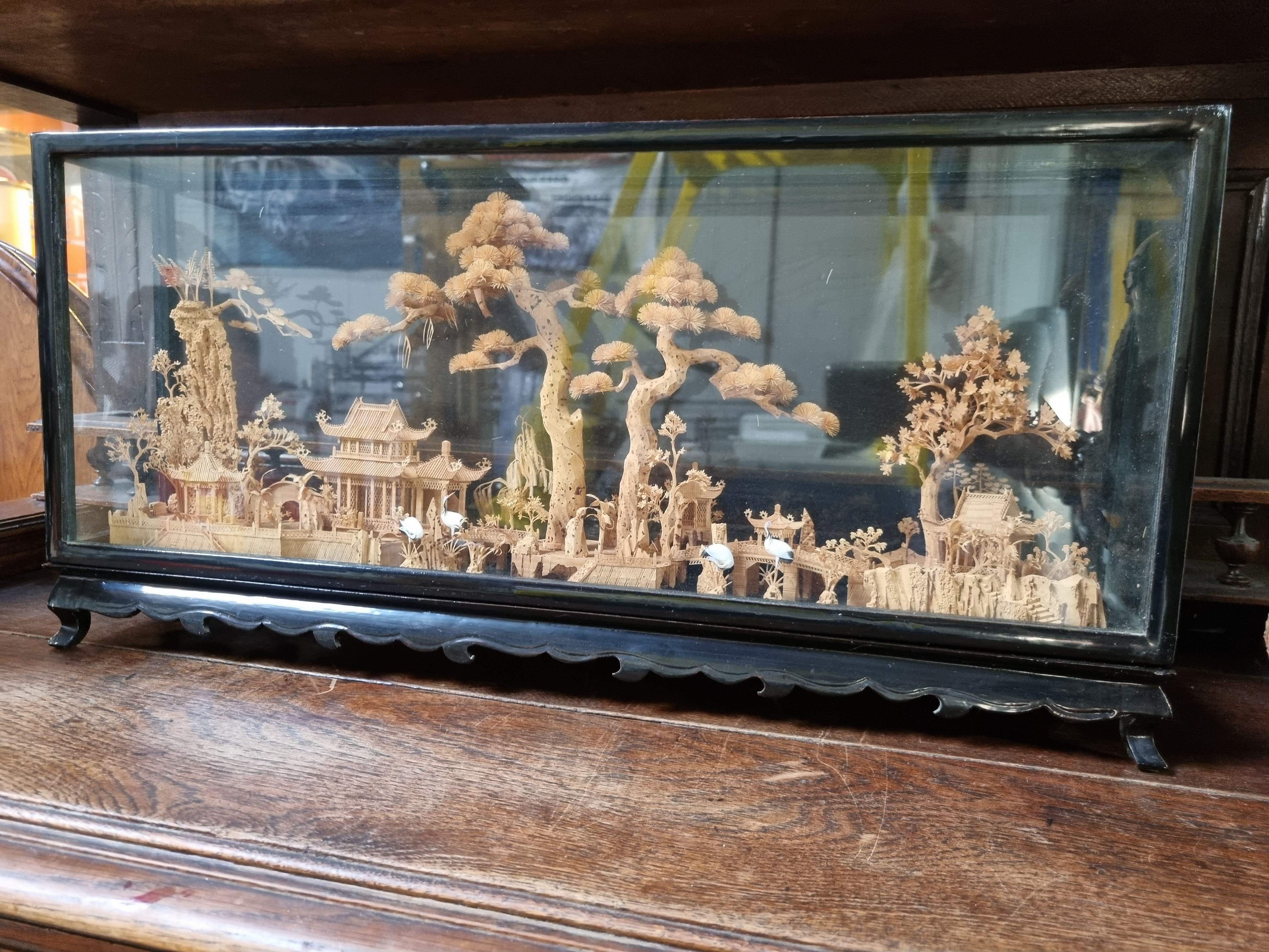 Vitrine met Chinees kurksnijwerk