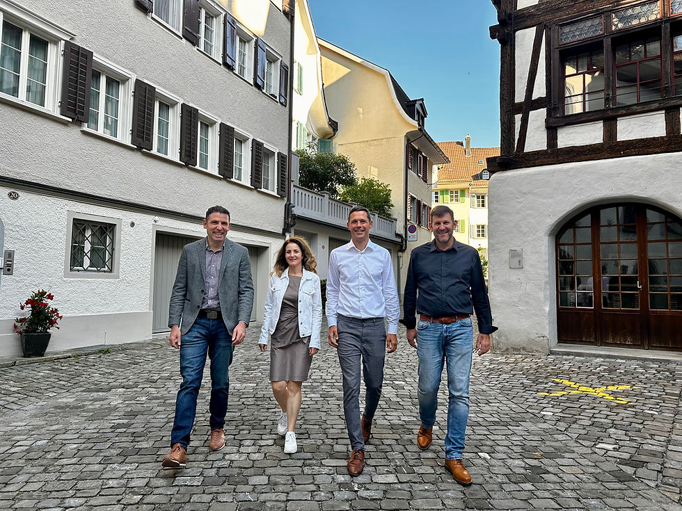 Gemeinsam in eine erneuerbare Zukunft: Samuel Gründler (E+H Ingenieurbüro für Energie + Haustechnik AG), Regula Kündig (Präsidentin Ortsgemeinde Lichtensteig), Mathias Müller (Stadtpräsident Lichtensteig), Matthias Stutz (Stutz AG Baggerunternehmung) (v.l.n.r.)