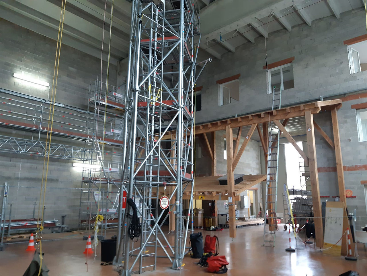 centre de formation, installations pédagogiques, Pylone, Echafaudages, Toiture indoor, parcours cordiste  