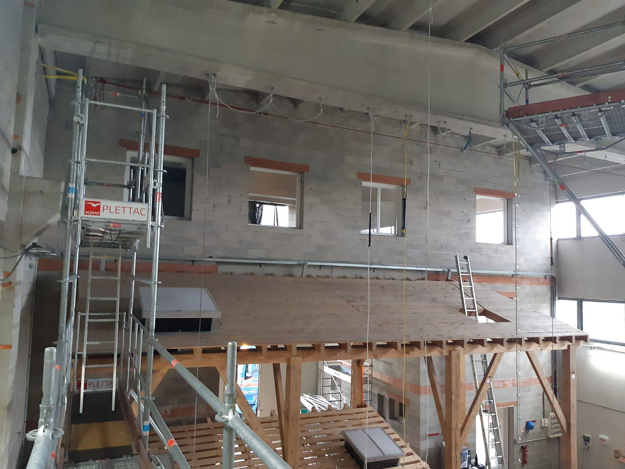centre de formation, installations pédagogiques, Pylone, Echafaudages, Toiture indoor, parcours cordiste  