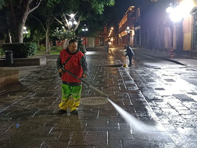 En labores nocturnas, parte de “100 Días de Gobierno, 100 Días de Talacha”, Gobierno de la Capital rehabilita jardín de San Francisco |