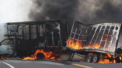 Más de 20 bloqueos y quema de vehículos desatan nueva jornada de violencia en Michoacán
