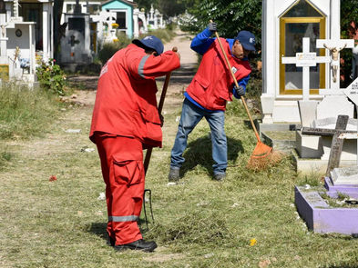 Preparativos para el Día de Muertos en panteones municipales de San Luis Capital |