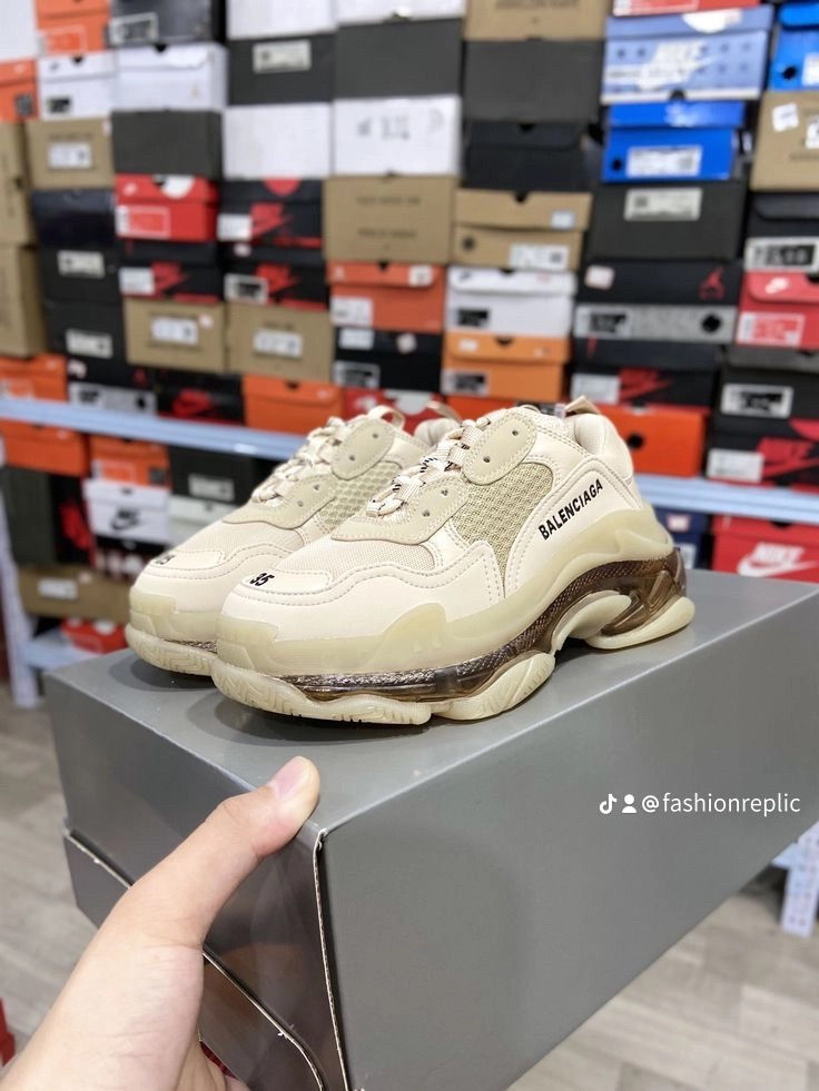 Miniatura: MODELOS BALENCIAGA TRIPLE S 