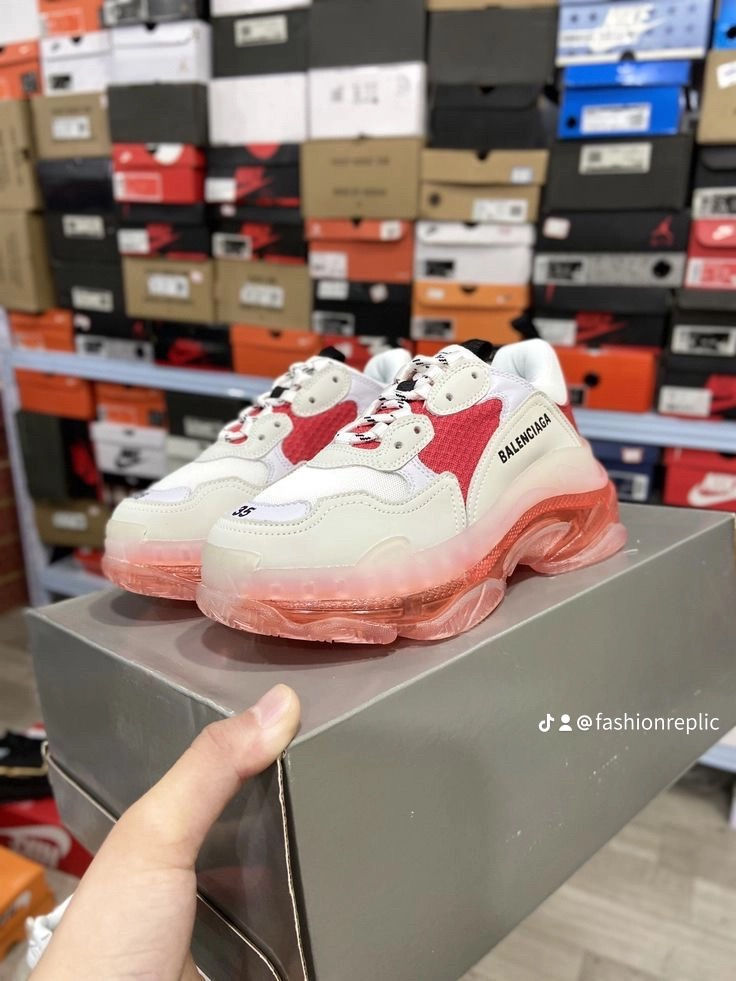 Miniatura: MODELOS BALENCIAGA TRIPLE S