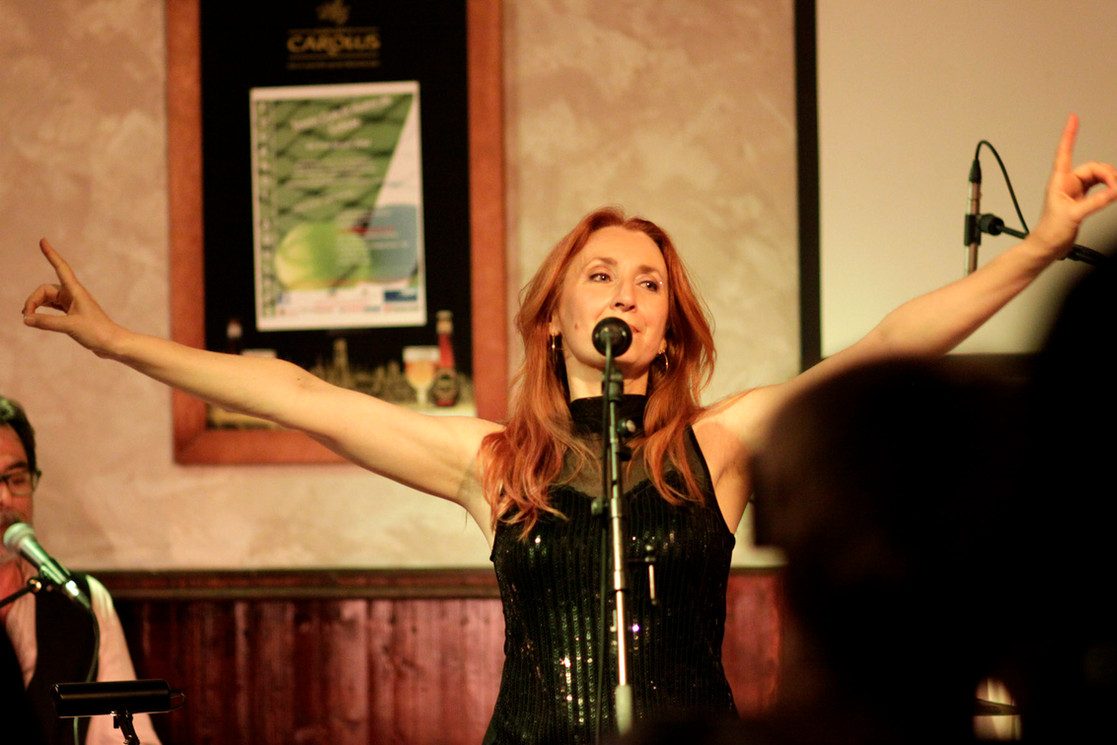 Flora Estel chanteuse, concert swingtet