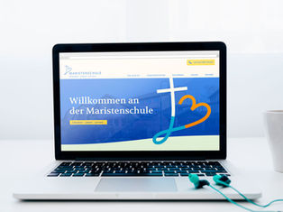 Laptop-Bildschirm mit neuer Maristenchule-Website 