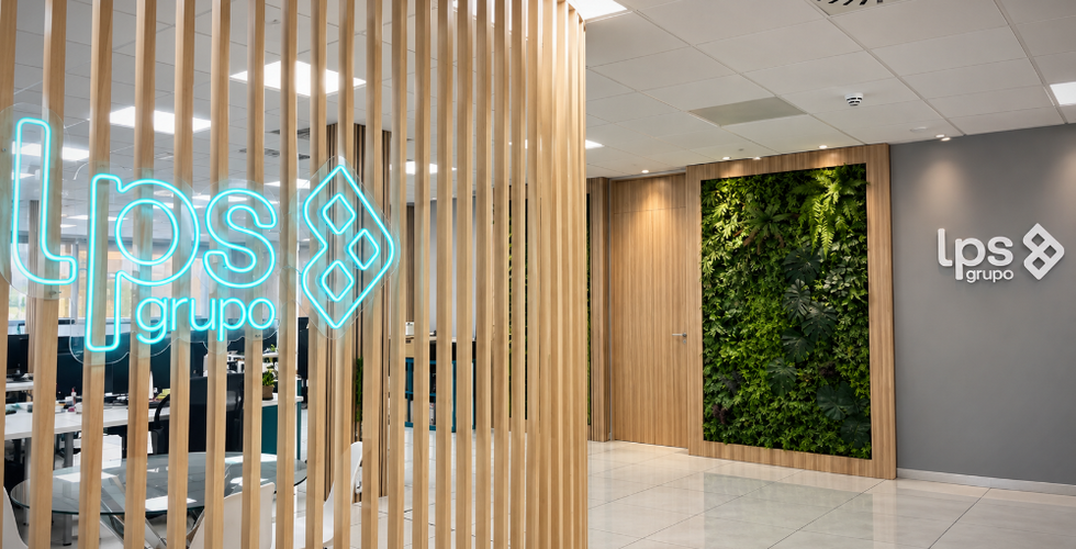 Celosía de madera en hall de oficina