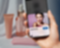 Hand hält Smartphone mit Liquid Blush Anzeige