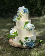gâteau de mariage bleu blanc crémage.jpeg