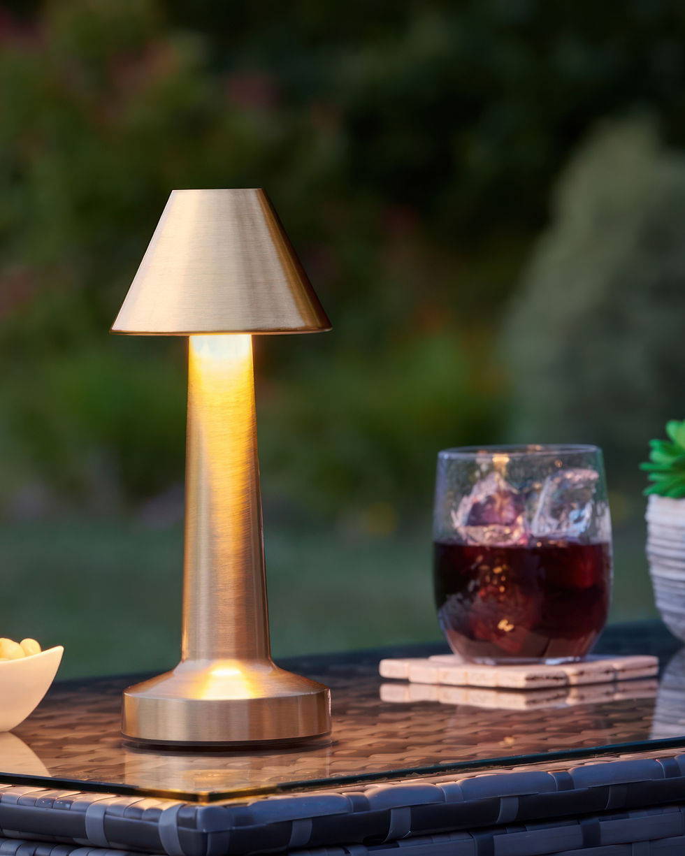 Thumbnail: wireless LED table lamp