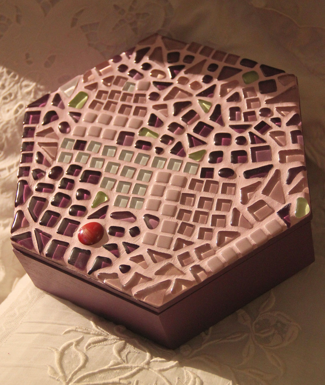 Boîte hexagonale violette