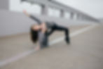 Anjuska vom MY TURN Dancestudio in einer Contemporary Dance-Bewegung auf einer Brücke.