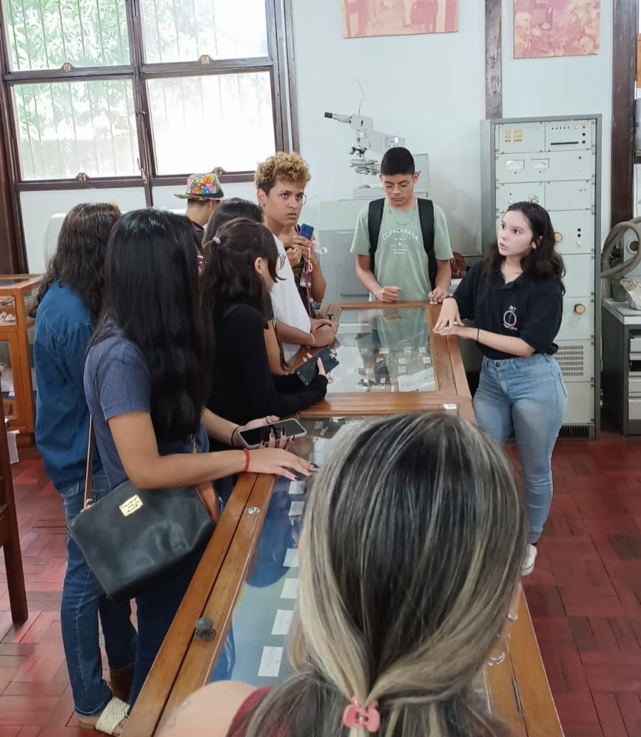 Integrante do PET (Programa de Educação Tutorial) apresentando algumas rochas e minerais aos calouros do Curso de Conservação e Restauro (FACORE).
