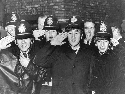 The Beatles with Birmingham Police officers – Foto de West Midlands Police, vía Wikimedia Commons, CC BY-SA 2.0. https://commons.wikimedia.org/wiki/File:The_Beatles_with_Birmingham_Police_officers.jpg