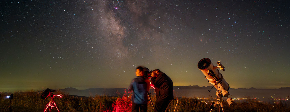 Astrotreffen mit Teleskopen um die Perseiden zu beobachten mit einer Gruppe Menschen organisiert von dern Katholischen Jugend Alpenverein und AVK Astronomie Verein Kärnten Gruppenfoto