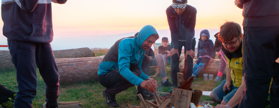 Astrotreffen mit Teleskopen um die Perseiden zu beobachten mit einer Gruppe Menschen organisiert von dern Katholischen Jugend Alpenverein und AVK Astronomie Verein Kärnten  Mathias Trinkl Lagerfeuer Grillen