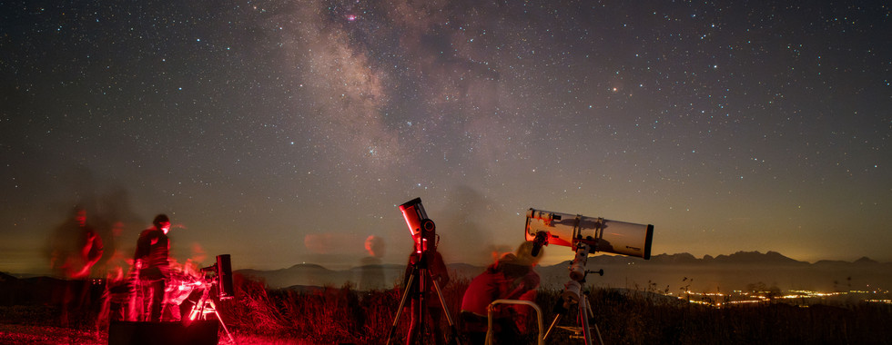 Astrotreffen mit Teleskopen um die Perseiden zu beobachten mit einer Gruppe Menschen organisiert von dern Katholischen Jugend Alpenverein und AVK Astronomie Verein Kärnten 