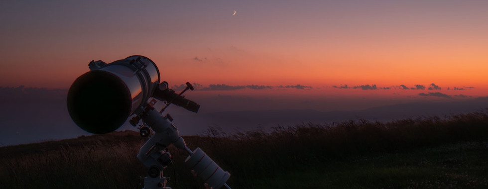 Teleskop von Robert Ruckhofer bei Sonnenuntergang beobachtet den Sichel Mond. Auf der Koralpe Wolfsberg Kärnten