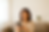 Femme tenant un téléphone, illustrant le fonctionnement simple du service Biomicile pour réserver une prise de sang