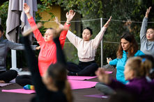 Pratica yoga all'aperto guidata da Stefania Clementi nel weekend yoga e digital detox di ottobre 2020
