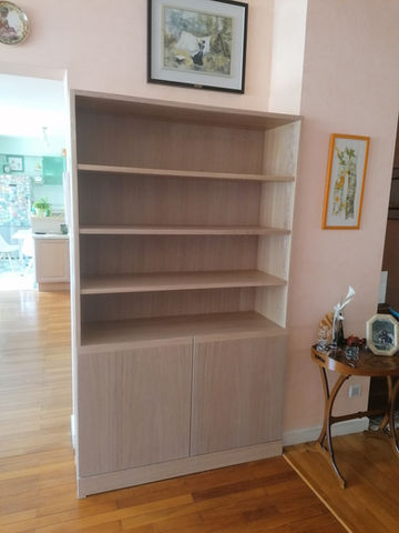 Bibliothèque en chêne massif réalisée dans le Jura