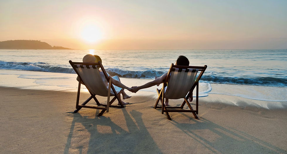 pareja-atardecer-playa.avif