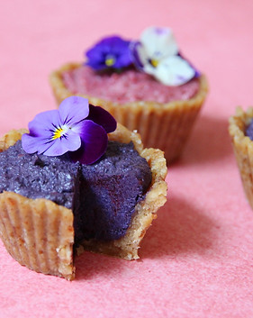 vegan taartje met eetbare bloemen binnenkant.jpg