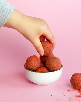gezonde tussendoortjes - dadelballetnes met aardbei poeder