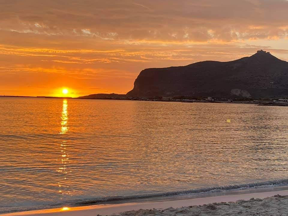 Tramonto mediterraneo sulla costa di Favignana Sicilia