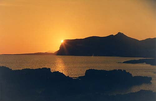 Tramonto estivo sul mare delle Egadi vicino al faro