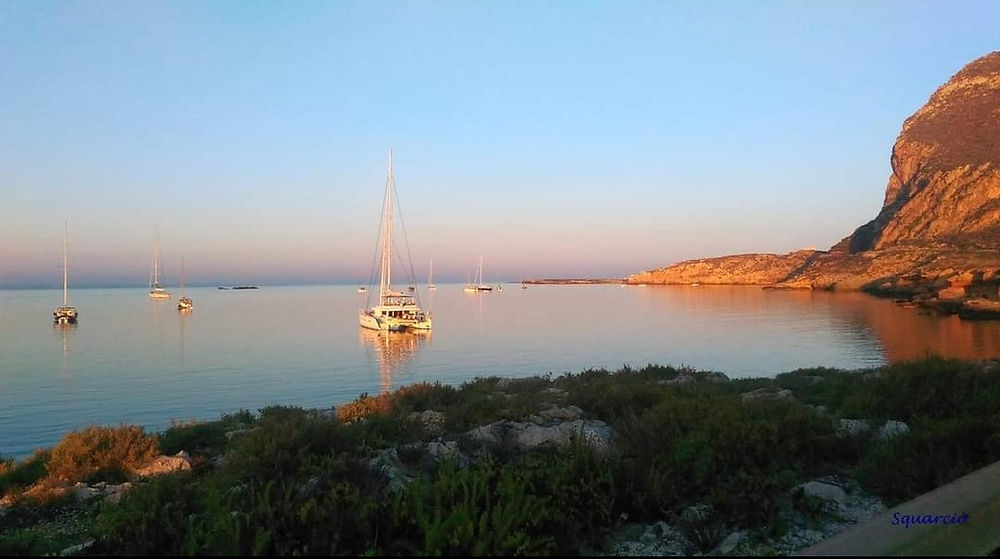 Scorcio sul mare di Favignana durante il tramonto estivo