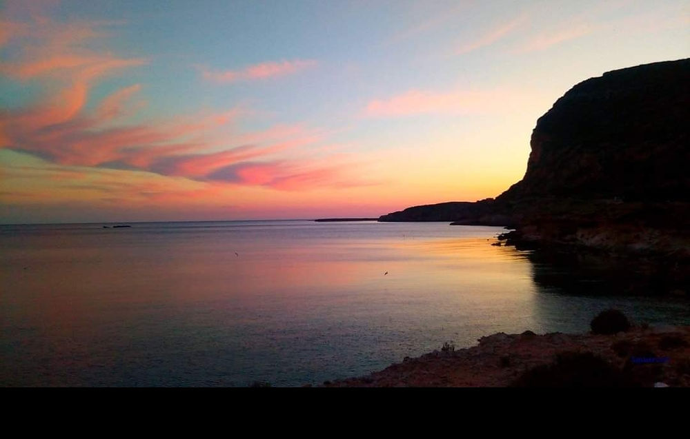 Colori del tramonto mediterraneo sul mare di Favignana