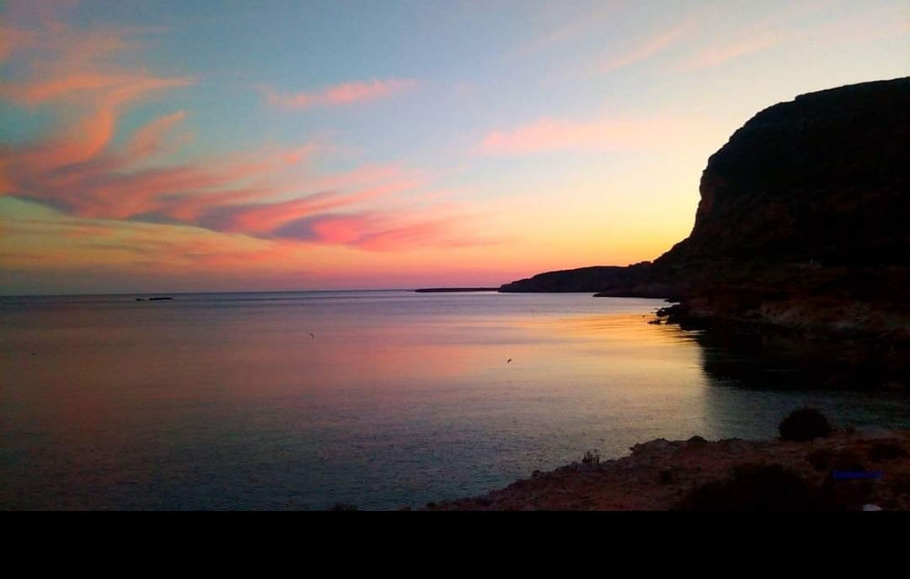 Vista sul faro di Favignana durante il tramonto estivo