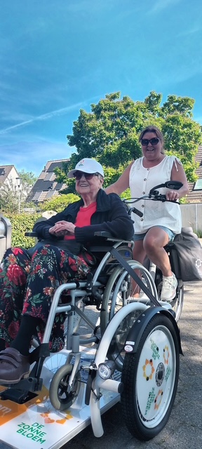 Op pad met de rolstoelfiets: Jopie ontdekt Oud Oosterhout met Fietsmaatjes Breda