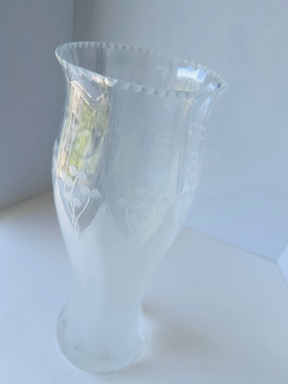 Miniatura: Dorflinger Kalana Lily Vase - Handblown Etched Glass - Metropolitan Museum of Ar