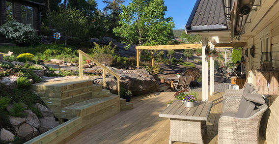 uteområdet terasse med spisebord og stoler