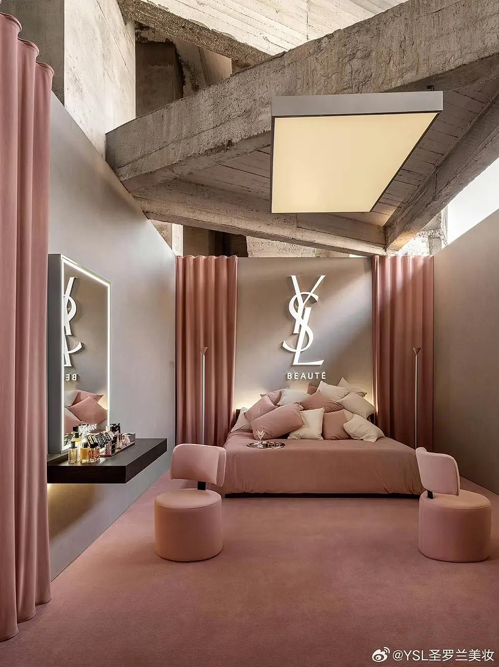 En mars 2026, Yves Saint Laurent Beauté a mis en œuvre une activation marketing significative avec l'ouverture du Lovenude Hôtel à Paris. Cet événement, organisé au sein de l'hôtel cinqns, visait à étoiles Les Bain promouvoir une nouvelle collection de produits pour les lèvres.