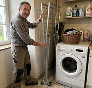 une personne glisse un Flexilinge le long du mur