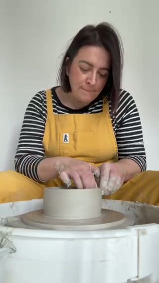 Thumbnail: Woman at potter wheel
