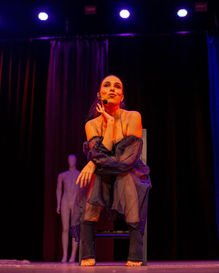 Gabriela Magnani em espetáculo teatral