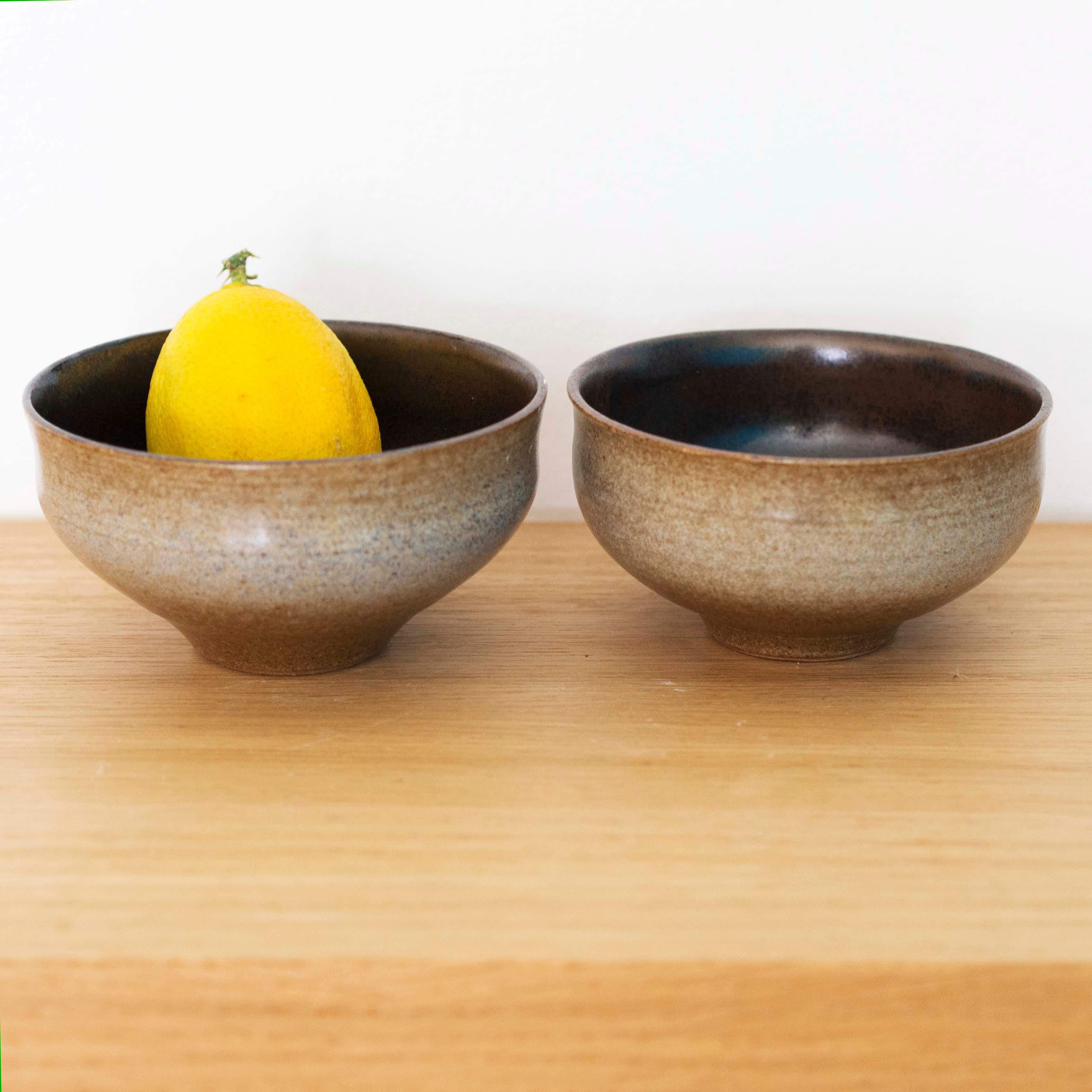 Bol en grès roux couleur gris bleu vue avec citron