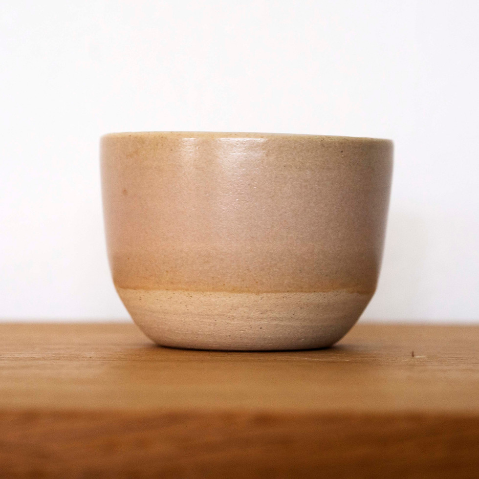 tasse à café gris rose vue de face - en grès blanc
