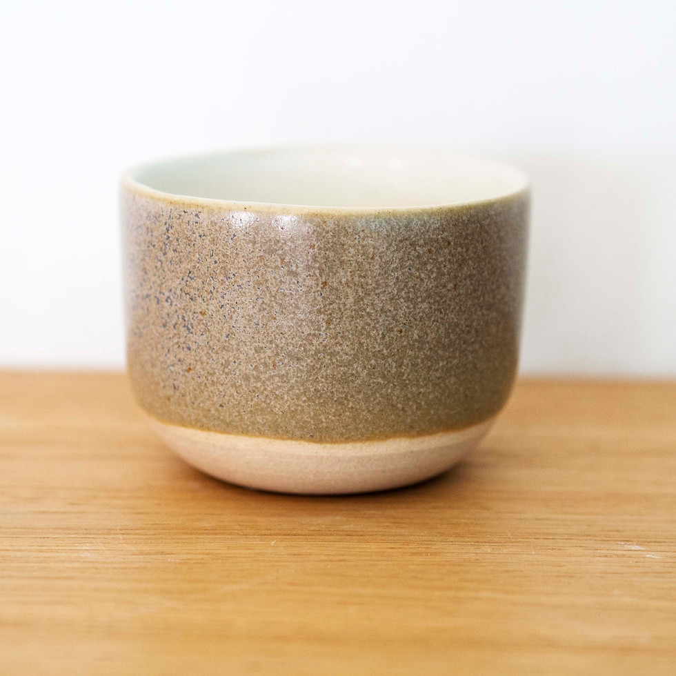 tasse à café en grès vue de face