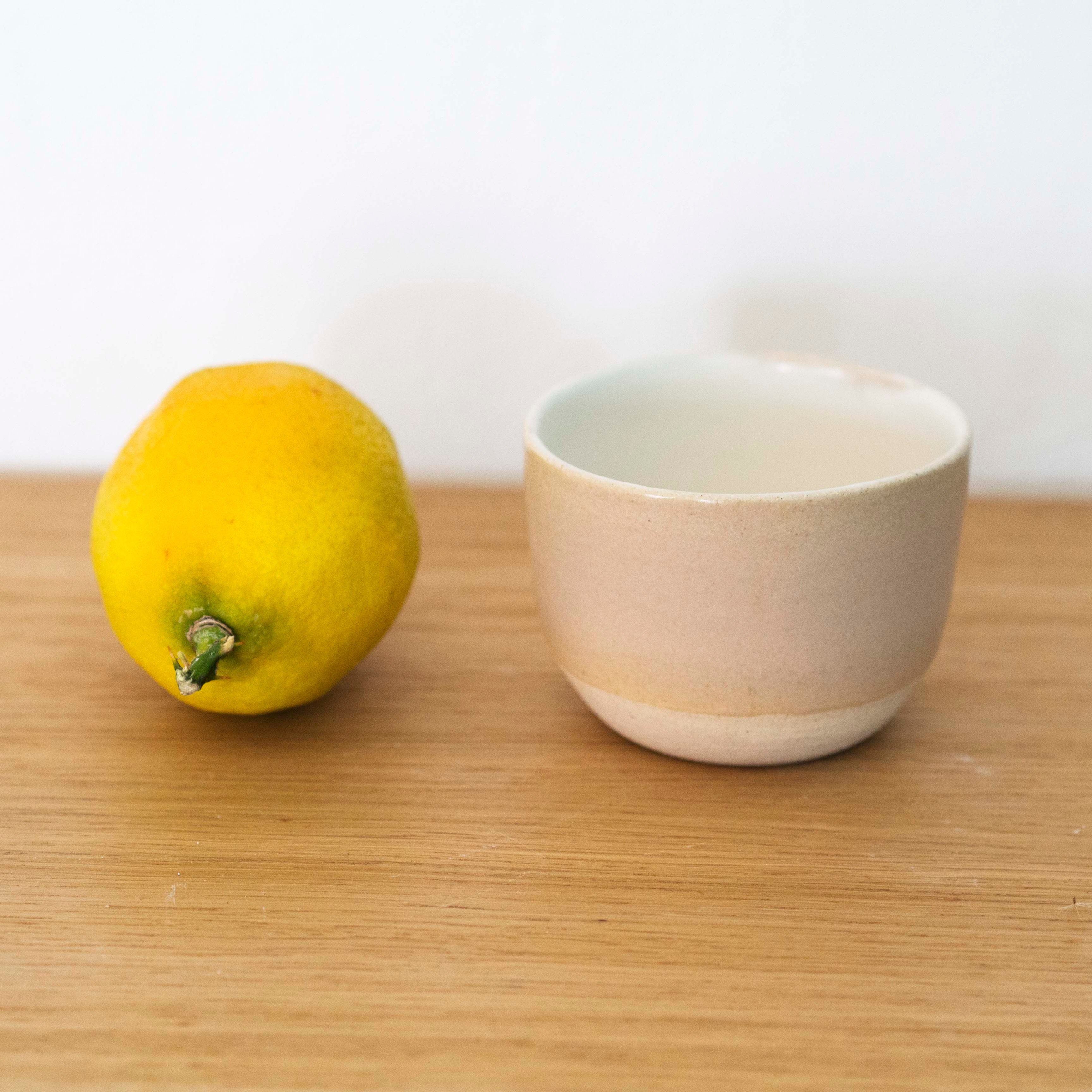 tasse à café de couleur vieux rose en céramique avec citron