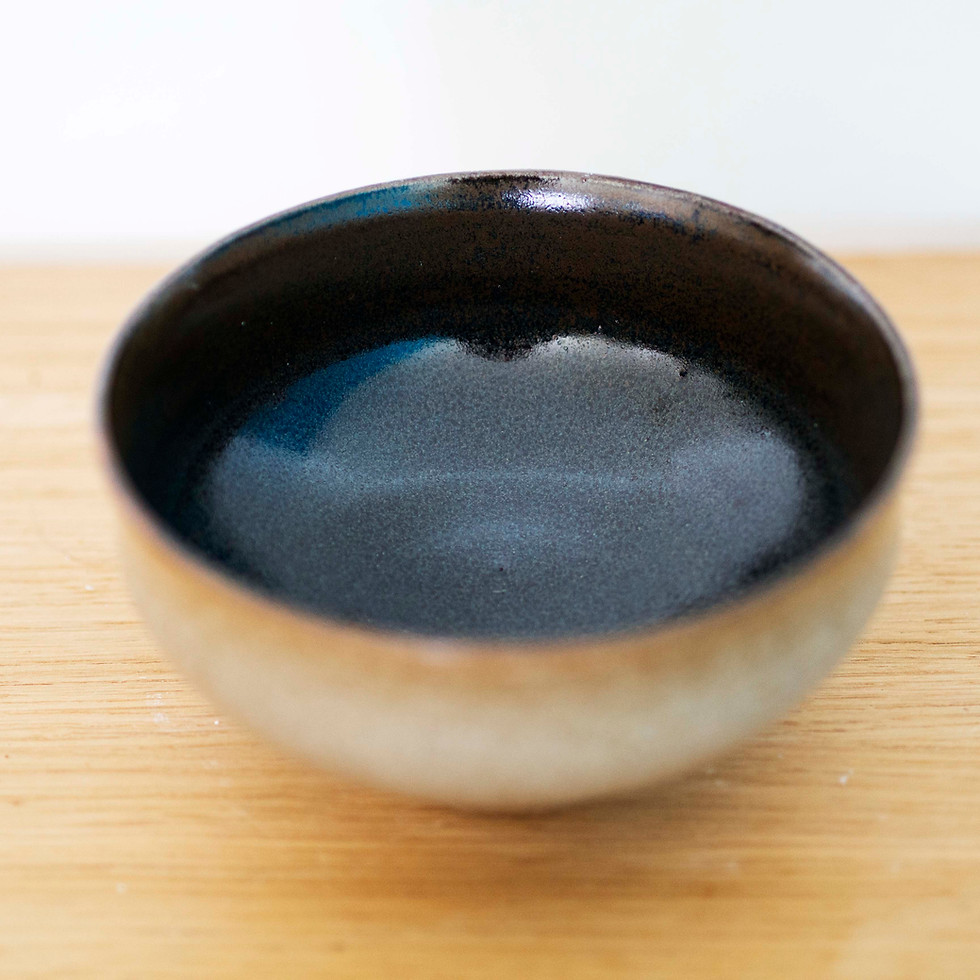 bol en grès roux couleur bleu profond vue de dessus