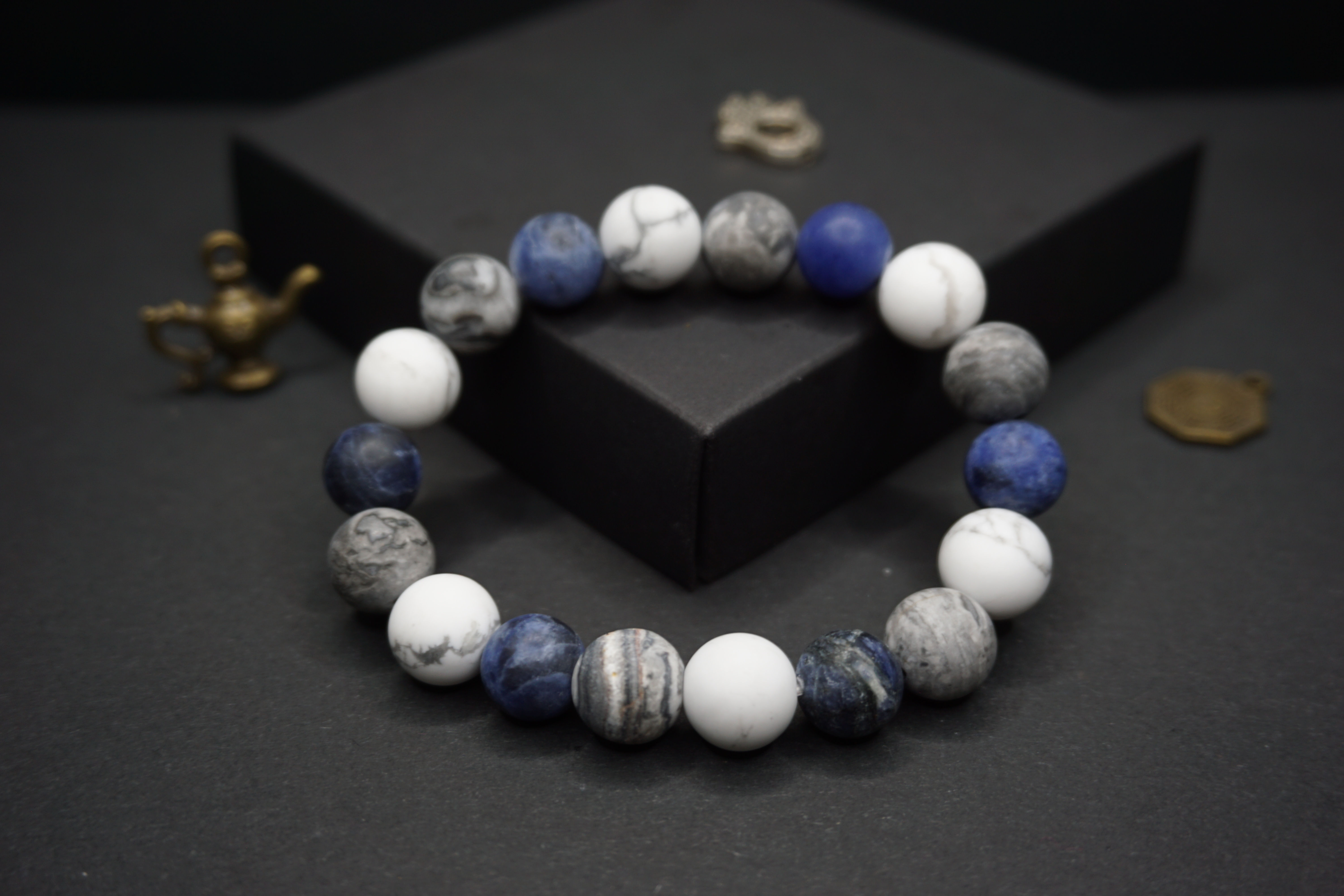 โซดาไลท์ (Sodalite) x หินฮาวไลท์ (Howlite)