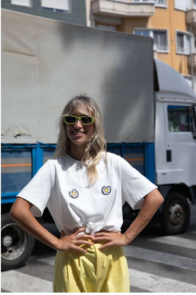 Zoom marguerites brodées t-shirt Tender blanc coton jersey oversize femme